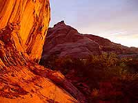 Glühende Felsen bei Sonnenuntergang