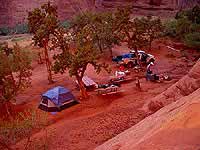 Blick auf das tieferliegende Camp