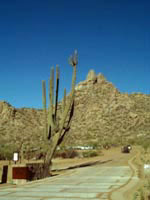 Parkeinfahrt mit dem Pinnacle Peak