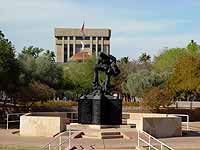 Arizona Peace Officers-Denkmal mit dem neuen Capitol Gebude im Hintergrund