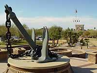 Anker (und Mast im Hintergrund) des Kriegsschiffs USS Arizona