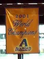 der 'Stolz des Stadiums' - die '2001 World Campions'-Fahne