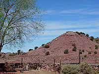 Hügel mit Grabstätten