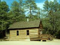 das historische Schulhaus in Strawberry