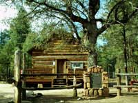 das historische Schulhaus in Strawberry